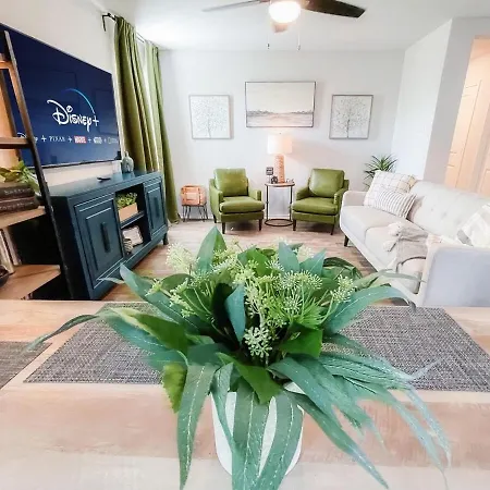 Stylish Family Home Near Lackland Pool